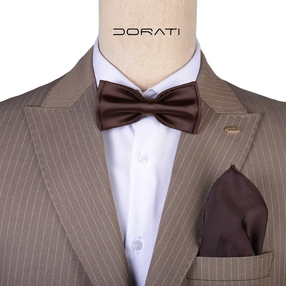 نمای رو به رو ست پاپیون و پوشت قهوه‌ای مردانه