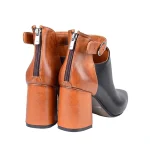 نمای پشت کفش چرم مشکی عسلی زنانه