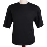 نمای رو به رو تیشرت مشکی ساده مردانه