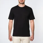 نمای رو به رو تن‌‌پوش تیشرت مردانه مشکی ساده