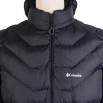 نمای نزدیک یقه و کلاه کاپشن مشکی کلمبیا