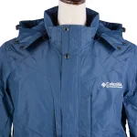 نمای نزدیک یقه کاپشن کلمبیا رنگ آبی نفتی