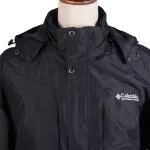 نمای نزدیک یقه کاپشن کلمبیا مشکی