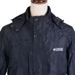 نمای نزدیک یقه کاپشن کلمبیا رنگ سورمه‌ای