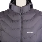 نمای نزدیک یقه و کلاه کاپشن طوسی کلمبیا