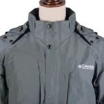 نمای نزدیک و رو به رو یقه کاپشن کلمبیا رنگ سبز سدری