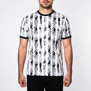 نمای رو به رو تن‌پوش تیشرت طرح برگ مردانه