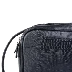 نمای نزدیک از بند و زیپ کیف دستی چرم مردانه ۱۰۸