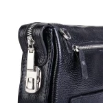 نمای نزدیک از قفل کیف دستی چرم مردانه ۱۰۹ مشکی