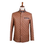 نمای رو به رو کت چرم مردانه عسلی با یقه سورمه‌ای