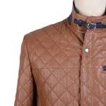 نمای نزدیک یقه و دکمه کت چرم مردانه عسلی و سورمه‌ای