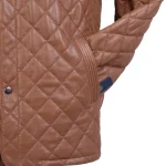 نمای نزدیک سرآستین و جیب کت چرم مردانه دو رنگ عسلی و سورمه‌ای