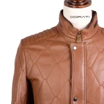 نمای نزدیک یقه و سرشانه کت چرم قهوه‌ای عسلی مردانه