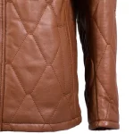 نمای نزدیک سر آستین و جیب کت چرم مردانه