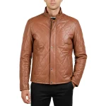 نمای رو به رو کت چرم قهوه‌ای عسلی مردانه