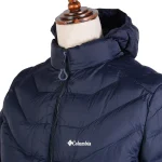 نمای نزدیک یقه و کلاه کاپشن فنری کلمبیا رنگ سورمه‌ای