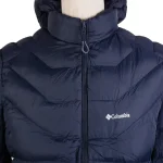 نمای نزدیک یقه کاپشن فنری کلمبیا سورمه‌ای