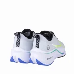 نمای پشت کتانی سفید نایک مردانه