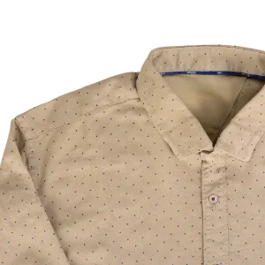 نمای نزدیک یقه و سر آستین پیراهن خال خالی نخودی