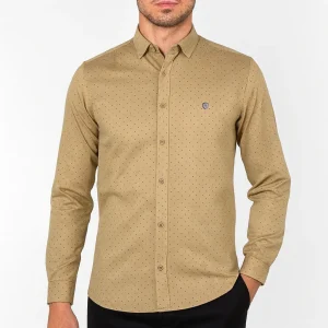 نمای رو به رو تن‌پوش پیراهن خال خالی مردانه