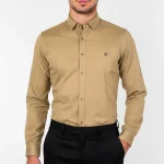 نمای رو به رو تن‌پوش پیراهن کتان نخودی خال خالی