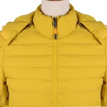 نمای نزدیک یقه کاپشن زرد مردانه ۷۸۹۸۱0