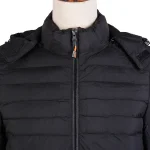 نمای نزدیک زیپ و یقه کاپشن مردانه مشکی ۷۸۹۸۱