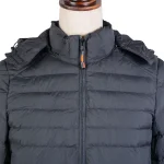 نمای نزدیک یقه کاپشن طوسی مردانه