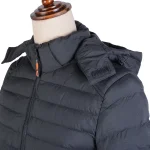 نمای نزدیک و بغل کلاه و یقه کاپشن مردانه رنگ طوسی ۷۸۹۸۱