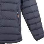 نمای نزدیک سرآستین و زیپ کاپشن طوسی مردانه ۷۸۹۸۱