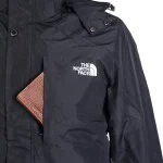 نمای نزدیک کاپشن مشکی مردانه north face