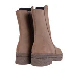 نمای پشت بوت چرم جیر زنانه رنگ نسکافه‌ای ۶۹