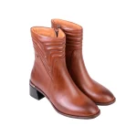 نمای رو به رو از نیم بوت پاشنه دار قهوه‌ای عسلی