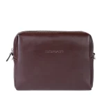 نمای رو به رو کیف چرم قهوه ای ادری زنانه