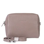 نمای رو به رو کیف چرم فلوتر زنانه مدل ادری رنگ کرم همراه بند