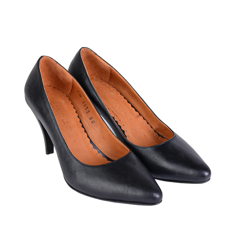 نمای رو به رو کفش چرم زنانه پاشنه دار ۶۰