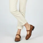 نمای رو به رو تن‌پوش کفش چرم زنانه ۷۰۰۲ رنگ قهوه‌ای