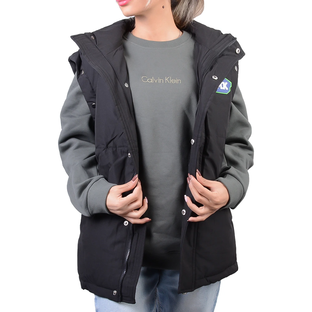 نمای رو به رو تن‌پوش پافر برند mk مشکی زنانه