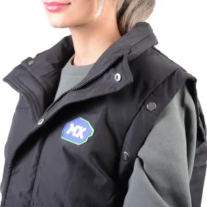 نمای نزدیک یقه و سرآستین پافر مشکی زنانه