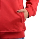 نمای نزدیک سرآستین و جیب سویشرت قرمز زنانه