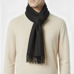 نمای رو به رو تن‌پوش طرف مشکی شال گردن دو رو مشکی طوسی