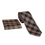 نمای روبه رو از ست کراوات و دستمال جیب چهارخانه مشکی و نارنجی و سفید مدل 98124