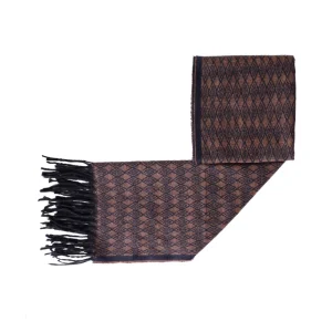 نمای رو به رو شال گردن طرح لوزی قهوه‌ای