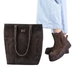 نمای رو به رو کیف وتن‌پوش بوت چرم جیر قهوه‌ای زنانه