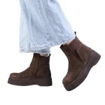 نمای بغل تن‌پوش بوت چرم جیر قهوه‌ای زنانه