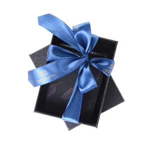 نمای بالا از هاردباکس کادویی جاکارتی چرم طرح پر مشکی