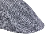 نمای نزدیک کلاه باراتا مردانه طوسی مشکی با طرح جناغی