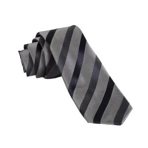 نمای رو به رو کراوات مشکی طوسی