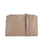 نمای رو به رو بند و کیف چرم زنانه سه زیپ رنگ نسکافه‌ای