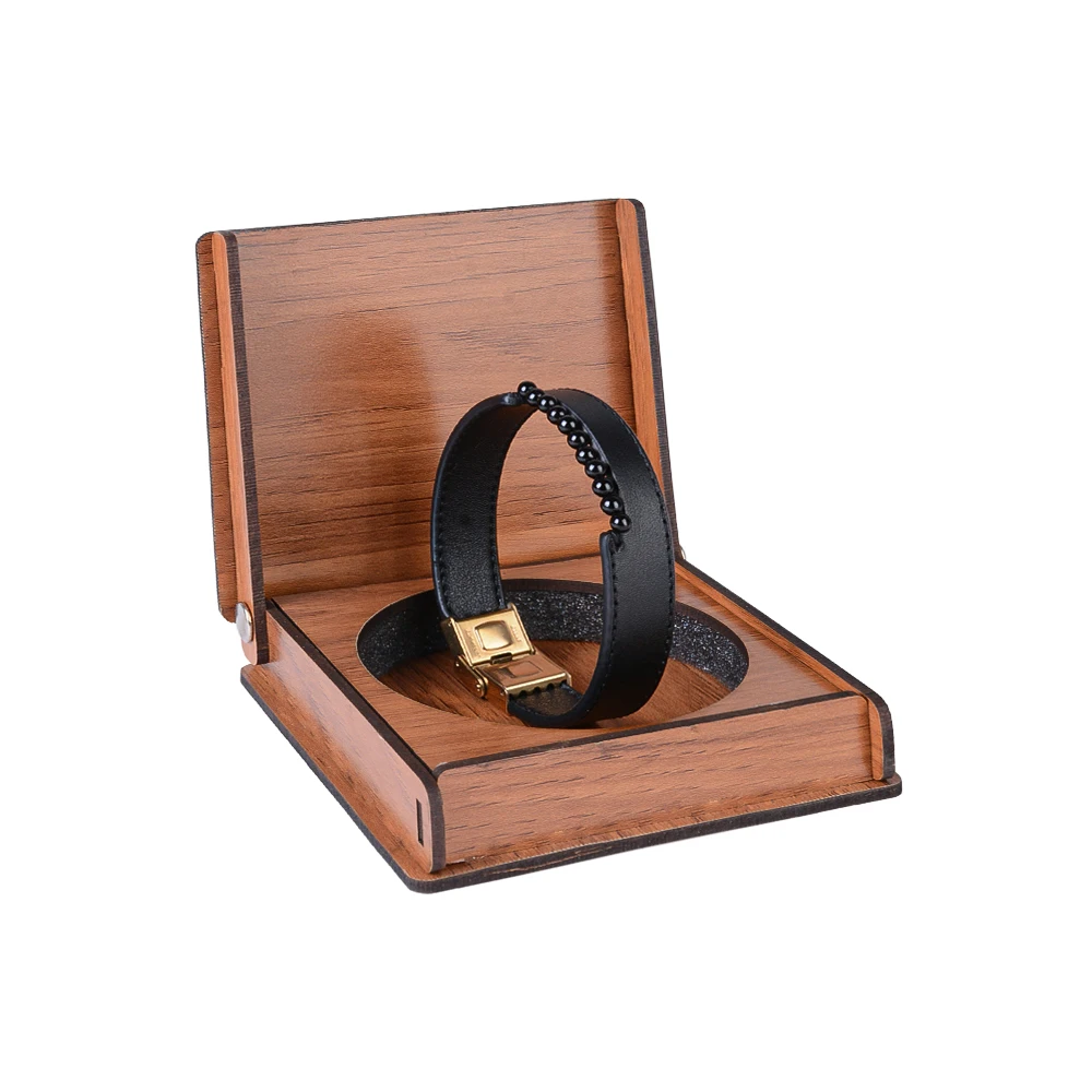 نمای نزدیک از دستبند چرم با طرح مرواریدی مدل BC002 همراه با هاردباکس چوبی